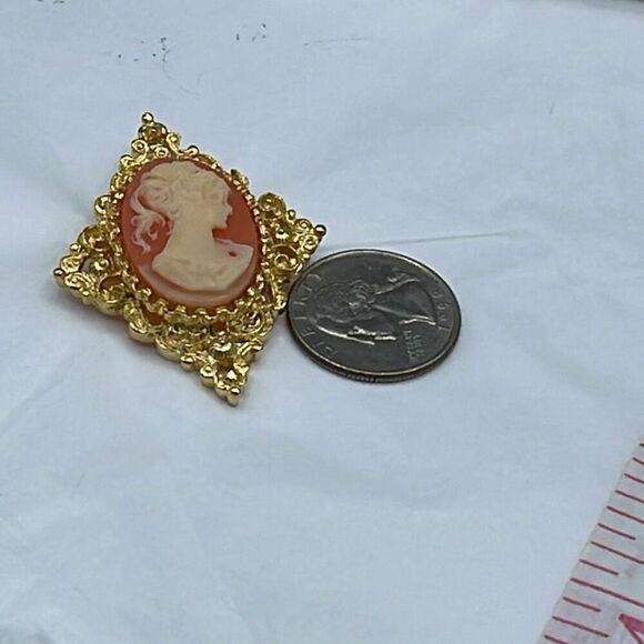 Vintage Gerry’s cameo brooch with ornate frame. - Picture 9 of 10